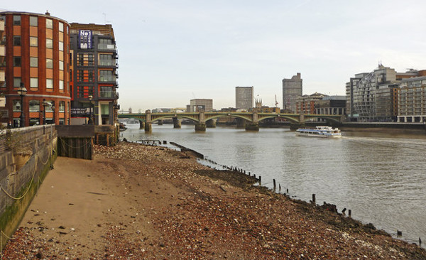 Beach at Southwark by Christine Matthews via Wikimedia Commons, CC by-sa